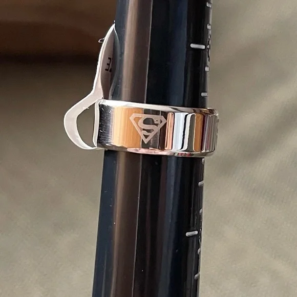 NWT Superman Fashion Ring Jewelry Silver Unisex Size US 6, 7, 11 - Picture 1 of 11